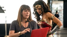 Đạo diễn Patty Jenkins (trái) và diễn viên Gal Gadot trong vai Wonder Woman.