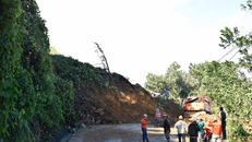 Đường vào xã Trà Leng (Nam Trà My, Quảng Nam) vẫn bị sạt lở. Ảnh: VGP