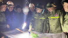 Bộ trưởng Bộ NN&PTNT Nguyễn Xuân Cường kiểm tra Khu neo đậu tàu cá sông Gianh, huyện Bố Trạch. Ảnh: VGP