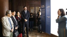 Các Đại biểu tham quan khu trưng bày. Ảnh: TTXVN