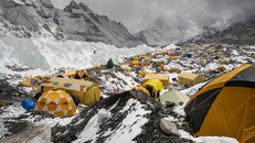 Đỉnh Everest xuất hiện tình trạng ô nhiễm vi nhựa