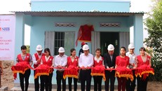 Đại diện Lãnh đạo tỉnh và Ngân hàng SHB cắt băng khánh thành công trình Nhà tình nghĩa