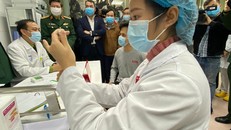 Việt Nam chính thức tiêm thử nghiệm vaccine ngừa COVID-19