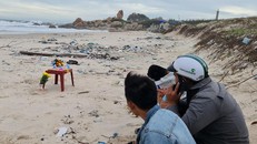 Bãi biển thôn Kê Gà, xã Tân Thành, nơi hai thanh niên tắm biển bị sóng cuốn trôi mất tích. Ảnh: Báo Nhân Dân