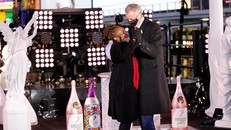 Thị trưởng New York bị chỉ trích vì khiêu vũ với vợ vào đêm giao thừa