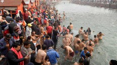 Người Ấn Độ chen chúc tắm sông Hằng