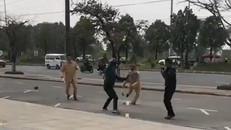 Đối tượng rút côn nhị khúc tấn công CSGT