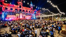 Hàng ngàn khách hàng tham dự sự kiện Grand Word thành phố của những giấc mơ.