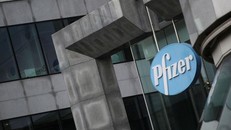 Pfizer đạt doanh thu 15 tỷ USD từ vaccine COVID-19