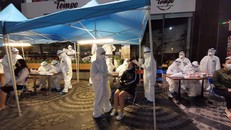 Xét nghiệm cư dân chung cư 88 Láng Hạ trong đêm