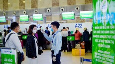 Hành khách đổ xô đi mua vé bay ngày giáp Tết 