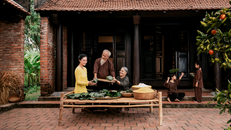 Gói bánh chưng - Phong tục đẹp được người Việt lưu truyền ngàn đời.