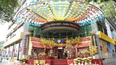 Một góc phố Ngô Quyền (Hà Nội) được trang trí đậm chất không khí Tết truyền thống.