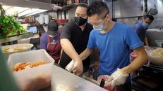 Người Singapore chung tay bảo vệ di sản bán hàng rong 