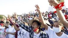 Người dân thành phố Mandalay biểu tình chống chính quyền quân sự. Ảnh: AP