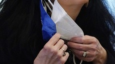 CDC Mỹ: Đeo hai khẩu trang ngăn được nhiều mầm bệnh hơn