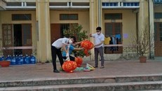 Phụ huynh tất bật trang trí sân trường khu cách ly tại trường tiểu học Lai Cách (huyện Cẩm Giàng) với mong muốn phần nào mang đến không gian Tết vào khu cách ly, đem lại niềm vui cho trẻ. Ảnh: TTXVN