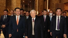 Đồng chí Vương Đình Huệ , Ủy viên Bộ Chính trị, Bí thư Thành uỷ Hà Nội đón Tổng Bí thư, Chủ tịch nước Nguyễn Phú Trọng. Ảnh: TTXVN