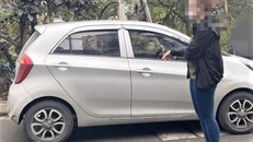 Một nạn nhân nước ngoài chỉ nơi cô bị tấn công trên địa bàn phường Quảng An, Tây Hồ. Ảnh: VOV