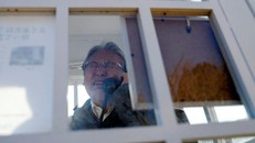 Ông Sasaki Kazuyoshi nói chuyện với người vợ quá cố tại bốt điện thoại Kazo-no-Denwa. Ảnh: Reuters