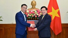 Ủy viên Bộ Chính trị, Phó Thủ tướng, Bộ trưởng Ngoại giao Phạm Bình Minh đã trao quyết định bổ nhiệm Thứ trưởng Ngoại giao cho ông Đặng Hoàng Giang.