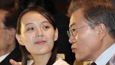 Bà Kim Yo-jong ngồi cạnh Tổng thống Hàn Quốc Moon Jae-in tại Nhà hát Quốc gia ở Seoul, Hàn Quốc. Ảnh: AP