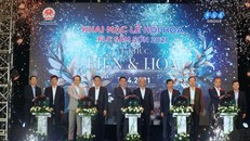 Chương trình nghệ thuật tối ngày 10/4 mở màn cho Lễ hội hoa Vũ khúc Biển & Hoa kéo dài đến hết tháng 4 tại FLC Sầm Sơn 