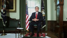 Tổng thống George W. Bush ngồi trong Nhà Trắng sau khi thông báo rằng Mỹ và Anh đã bắt đầu ném bom Afghanistan vào ngày 7/10 năm 2001, đánh dấu sự khởi đầu của cuộc chiến dài nhất trong lịch sử nước Mỹ. Ảnh: Reuters