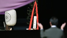 Thủ tướng Nhật Bản Suga Yoshihide đã đặt lễ dâng cây "masakaki" tại đền Yasukuni. Ảnh: AP