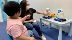Robot giúp trẻ tự kỷ tăng cường kỹ năng xã hội