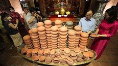 Trưng bày, giới thiệu nghề gốm truyền thống. Ảnh: TTXVN