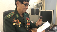 Ông Hoàng Minh Duyệt và kỷ vật vô giá là con dấu của Ngân hàng quốc gia Việt Nam dưới chế độ ngụy quyền Sài Gòn. Ảnh: bienphong.com.vn