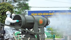 Lực lượng Binh chủng Hóa học phun khử khuẩn BV Bệnh nhiệt đới Trung ương cơ sở 2. Ảnh: VTV