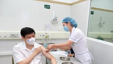 Bộ trưởng Bộ Y tế Nguyễn Thanh Long tiêm vaccine phòng COVID-19 sáng ngày 6/5. Ảnh: Sức khỏe & Đời sống