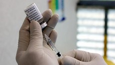 Nhân viên y tế tiêm tử vong sau khi tiêm vaccine COVID-19