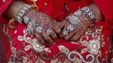 Cô dâu gục chết trong đám cưới, chú rể liền cưới em gái