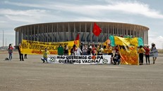 Người dân Brazil biểu tình bên ngoài sân vận động Mane Garrincha trước trận khai mạc Copa America. Ảnh: AFP