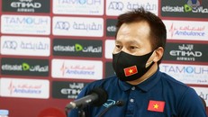 Trợ lý HLV Lư Đình Tuấn trả lời họp báo sau trận đấu. Ảnh: VFF