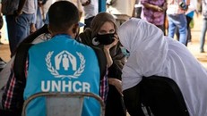 Angelina Jolie thăm trại tị nạn ở Burkina Faso