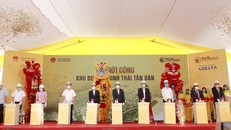 Ông Đỗ Quang Hiển, Chủ tịch HĐQT kiêm Tổng Giám đốc Tập đoàn T&T Group và các đại biểu bấm nút khởi công dự án Khu du lịch sinh thái Tân Dân.