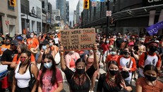 Người dân Toronto tuần hành để tưởng nhớ các nạn nhân qua đời trong các trường nội trú dành cho người bản địa hôm 1/7. Ảnh: Reuters