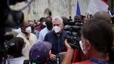 Chủ tịch Cuba Miguel Diaz-Canel phát biểu trước báo giới hôm 11/7. Ảnh: Reuters