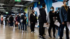 Người dân Anh xếp hàng làm thủ tục tiêm vaccine ngừa COVID-19 tại London. Ảnh: The Guardian