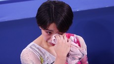 Vận động viên thể dục dụng cụ Murakami Mai rơi nước mắt khi nói về những chỉ trích trên mạng mà cô phải hứng chịu. Ảnh: The Washington Post