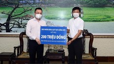 Đồng chí Lê Quốc Minh, Tổng Biên tập Báo Nhân Dân trao quà hỗ trợ Trường đại học Khoa học Xã hội và Nhân văn.