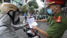 Hà Nội bỏ yêu cầu người đi đường phải có lịch trực, lịch làm việc