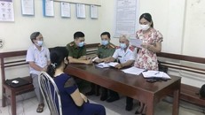 Bà N.T.T tại buổi làm việc với cơ quan chức năng. Ảnh: TTXVN