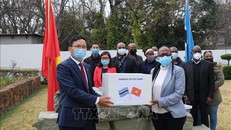 Người Việt tại Nam Phi hỗ trợ khẩu trang cho Namibia và Botswana