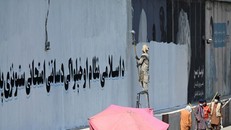 Trong vòng vài tuần sau khi chiếm được Kabul, Taliban đã bắt đầu xóa bỏ nhiều bức tranh tường bằng các khẩu hiệu tuyên truyền. Ảnh: AFP