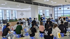 Công nhân, người lao động trong KCN Tràng Duệ (huyện An Dương) đăng ký tiêm vaccine Vero Cell. Ảnh: Cổng TTĐT TP Hải Phòng